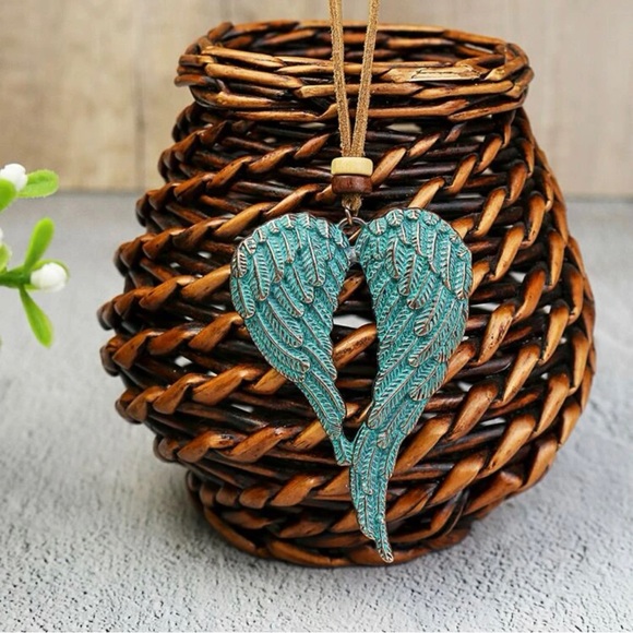 Wing charm necklace - Picture 2 of 5